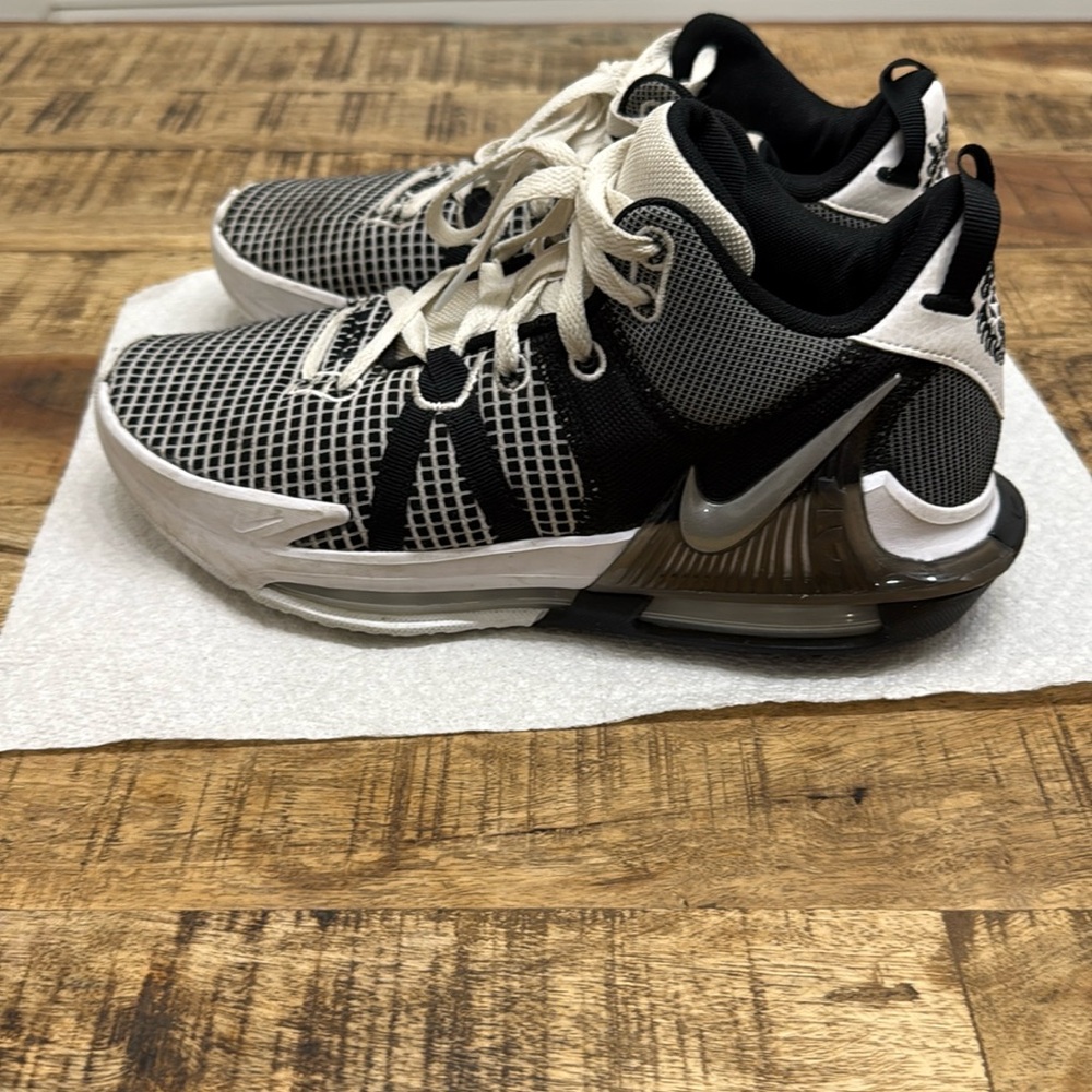 Men’s Nike Size 8 Lebron Witness 7, good used condition.